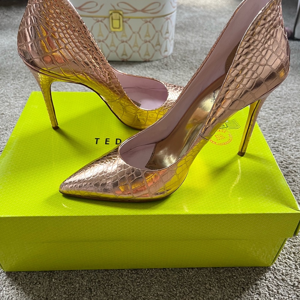 Ted Baker “Savenniers” copper/rose gold textured stilettos sz. 9.5 W/box